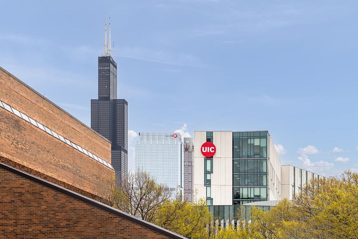 Rosną koszty studiów na uniwersytetach publicznych w Illinois