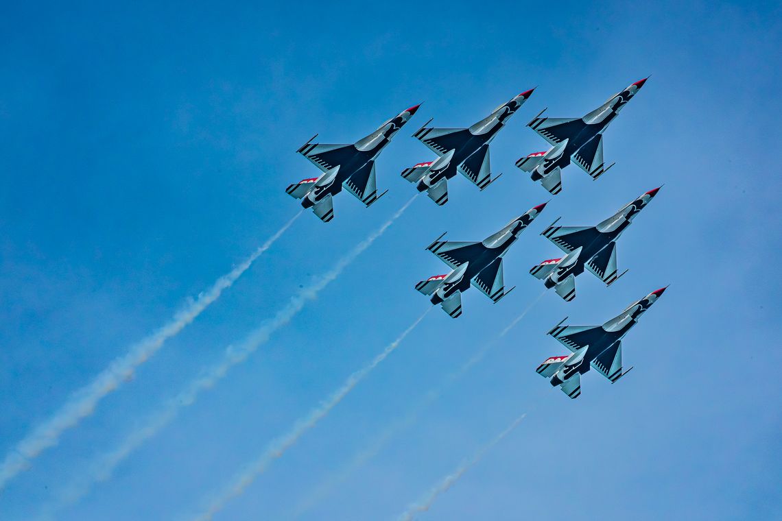 Rozbite szyby w apartamentowcach nad jeziorem podczas ćwiczeń przed Air& Water Show Rozbite szyby w apartamentowcach nad jeziorem podczas ćwiczeń przed Air& Water Show