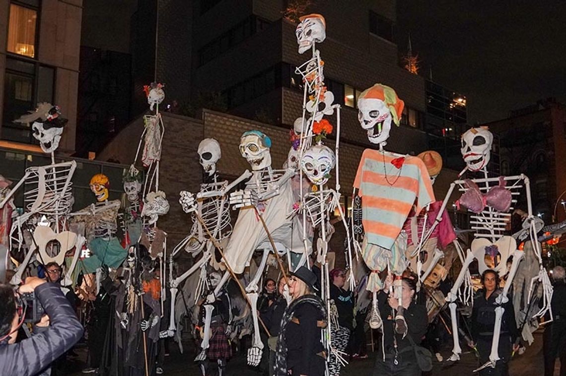 Rozradowane kościotrupy, kukły i czarownice wypełniły w Paradzie Halloween ulice Manhattanu (ZDJĘCIA)