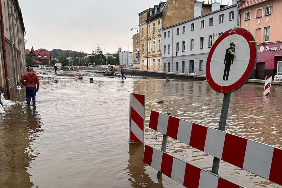 Rząd zamierza wprowadzić stan klęski żywiołowej. Zalane miasta zamykają przedszkola, szkoły, sądy