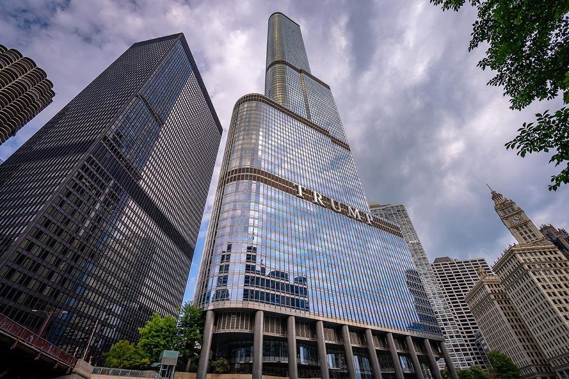 Rzucał kamieniami w okna Trump Tower, policja chicagowska szuka wandala