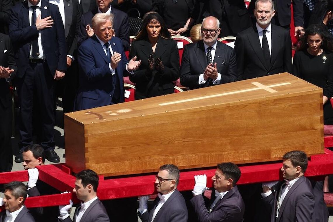 Rzym i cały świat pożegnał Franciszka - papieża pośród ludzi (WIDEO)