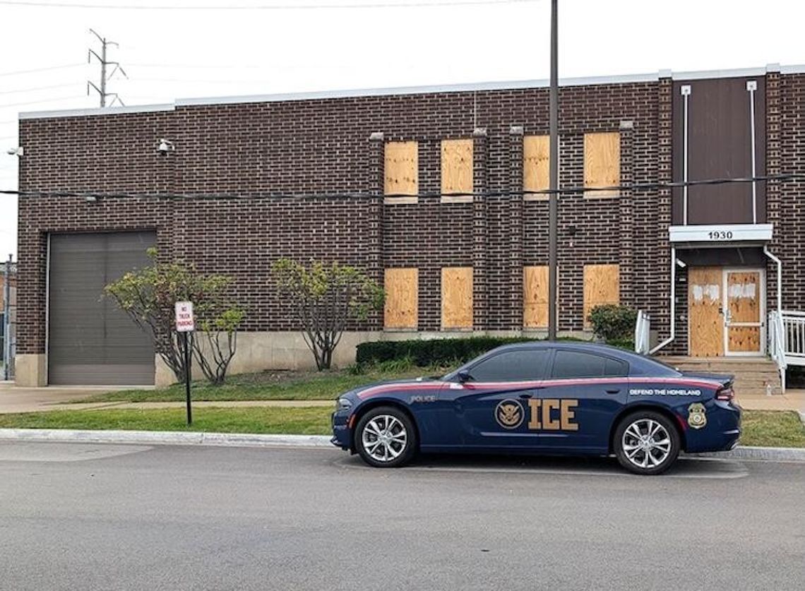 Sąd nakazuje poprawę warunków w ośrodku ICE w Broadview, zapewnienie wody i jedzenia Sąd nakazuje poprawę warunków w ośrodku ICE w Broadview, zapewnienie wody i jedzenia