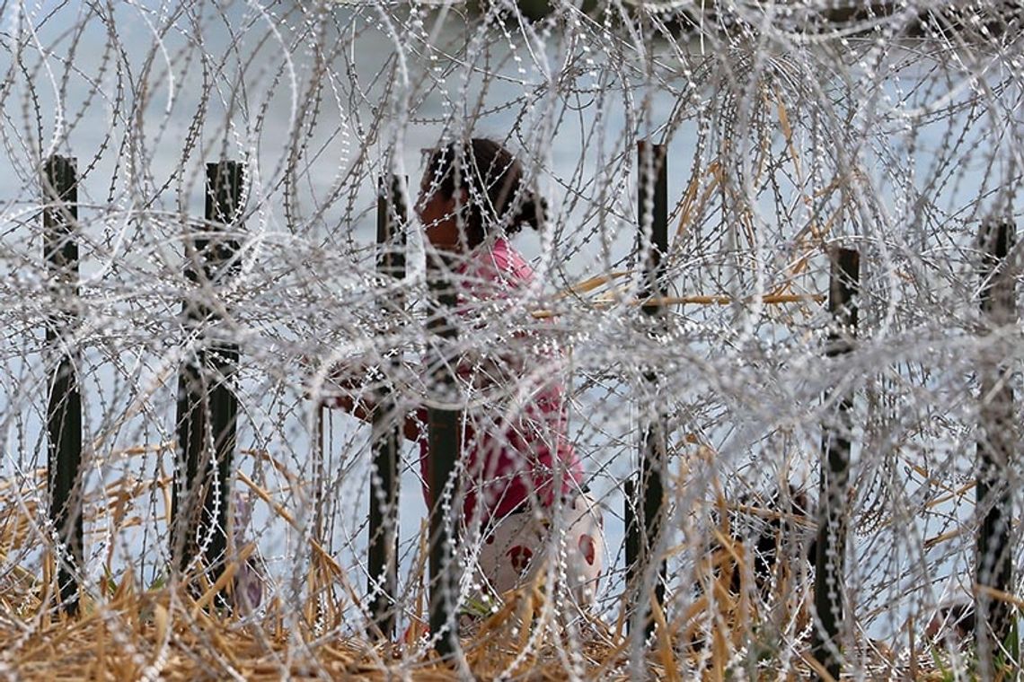 Sąd zakazał usuwania zasieków z drutu kolczastego na granicy z Meksykiem