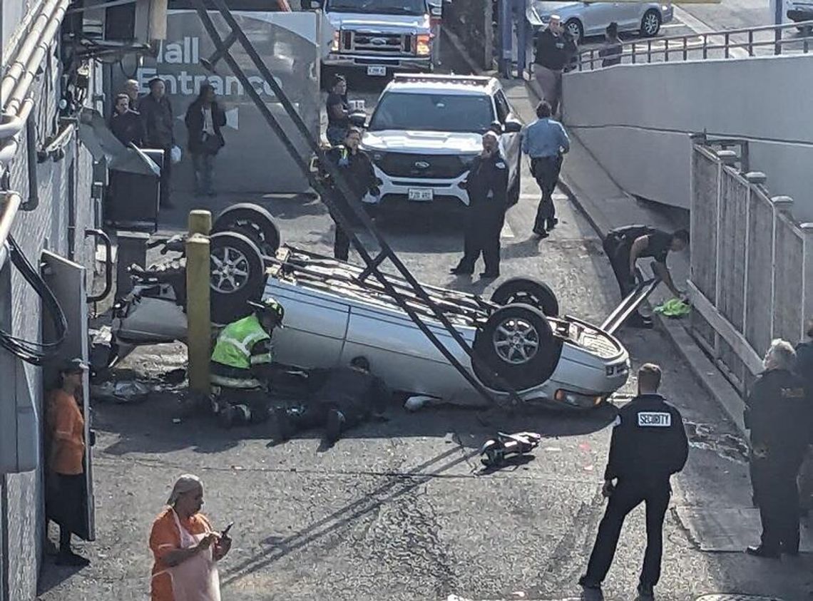 Samochód spadł z dachu parkingu centrum handlowego Harlem Irving Plaza