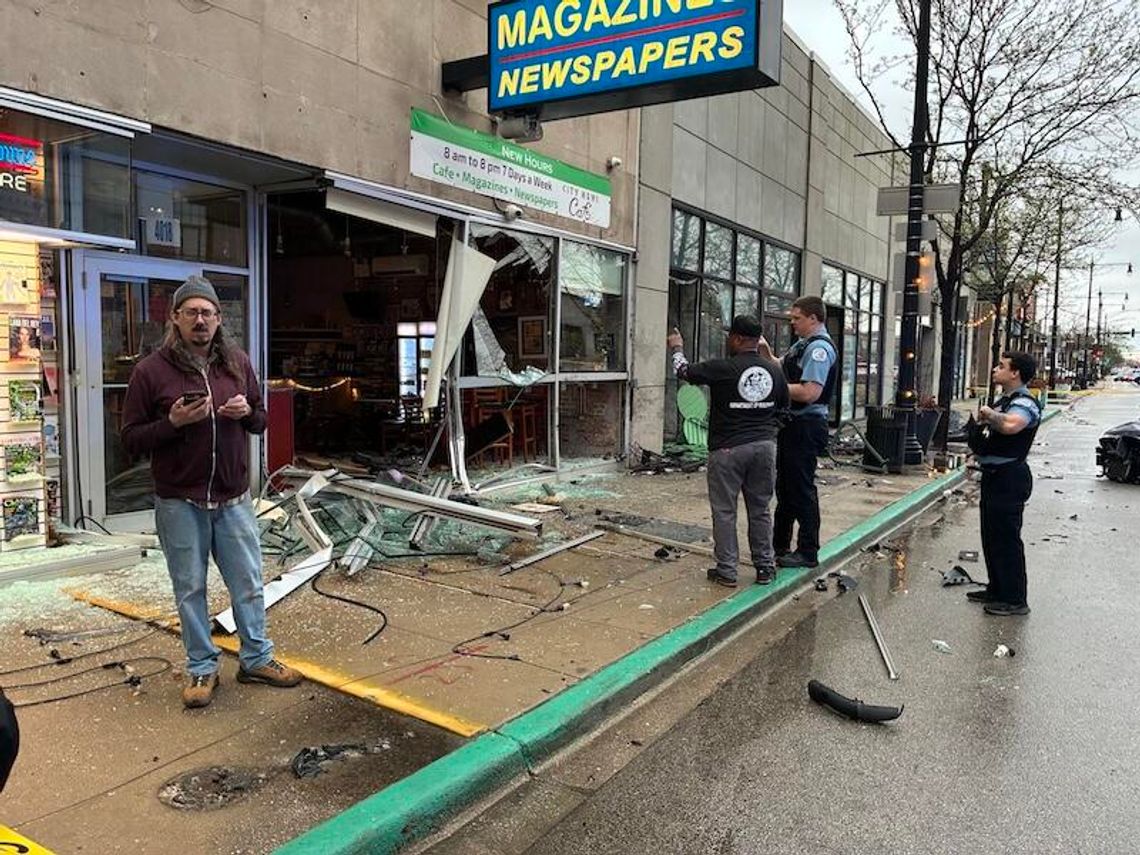 Samochód wjechał w kawiarnię na północnym zachodzie Chicago Samochód wjechał w kawiarnię na północnym zachodzie Chicago