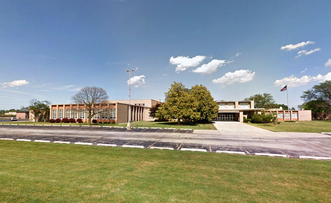 Samochód wjechał w liceum w Burbank Samochód wjechał w liceum w Burbank