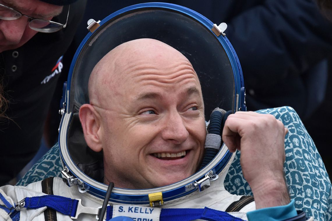 Scott Kelly i Michaił Kornijenko powrócili na Ziemię po 340 dniach na ISS (ZDJĘCIA)