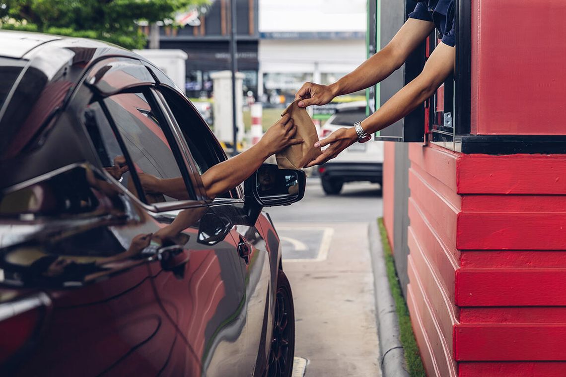 Seria włamań do restauracji, złodzieje wchodzą przez okno drive-thru Seria włamań do restauracji, złodzieje wchodzą przez okno drive-thru