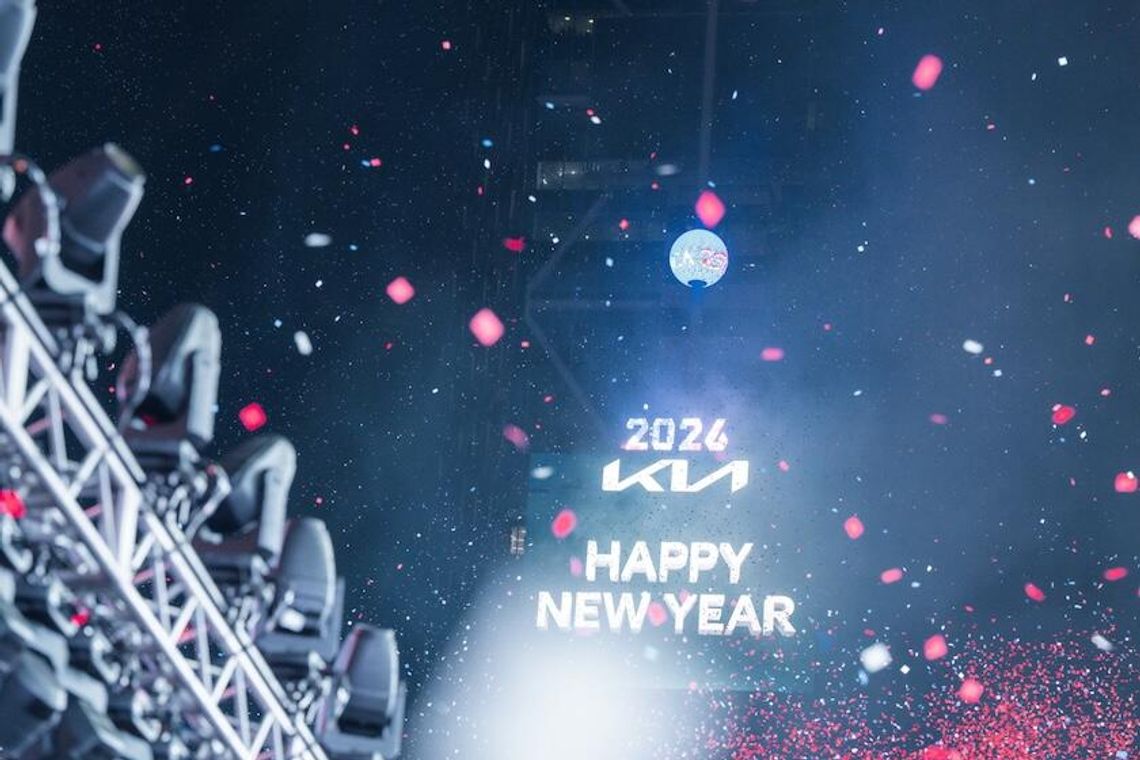 Setki tysięcy osób na nowojorskim Times Square przywitały Nowy Rok (WIDEO) Setki tysięcy osób na nowojorskim Times Square przywitały Nowy Rok (WIDEO)