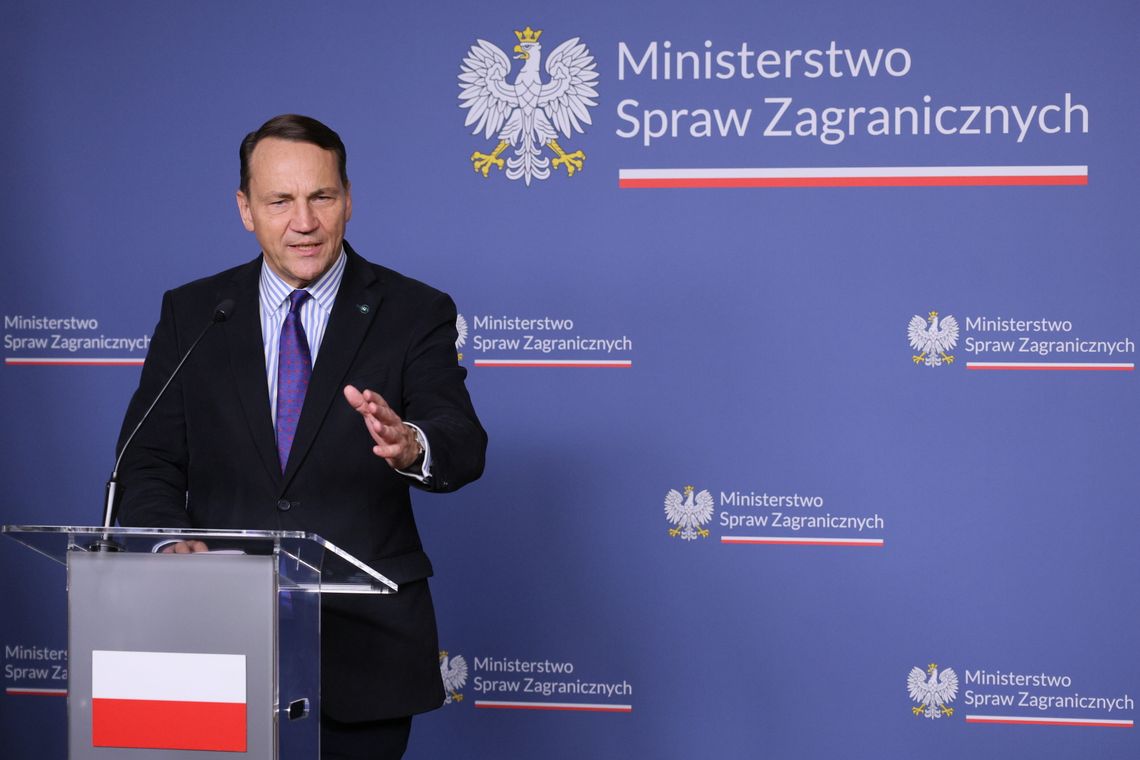 Sikorski: celowe ataki na infrastrukturę cywilną to zbrodnia wojenna; ekspert: Rosja chce złamać opór