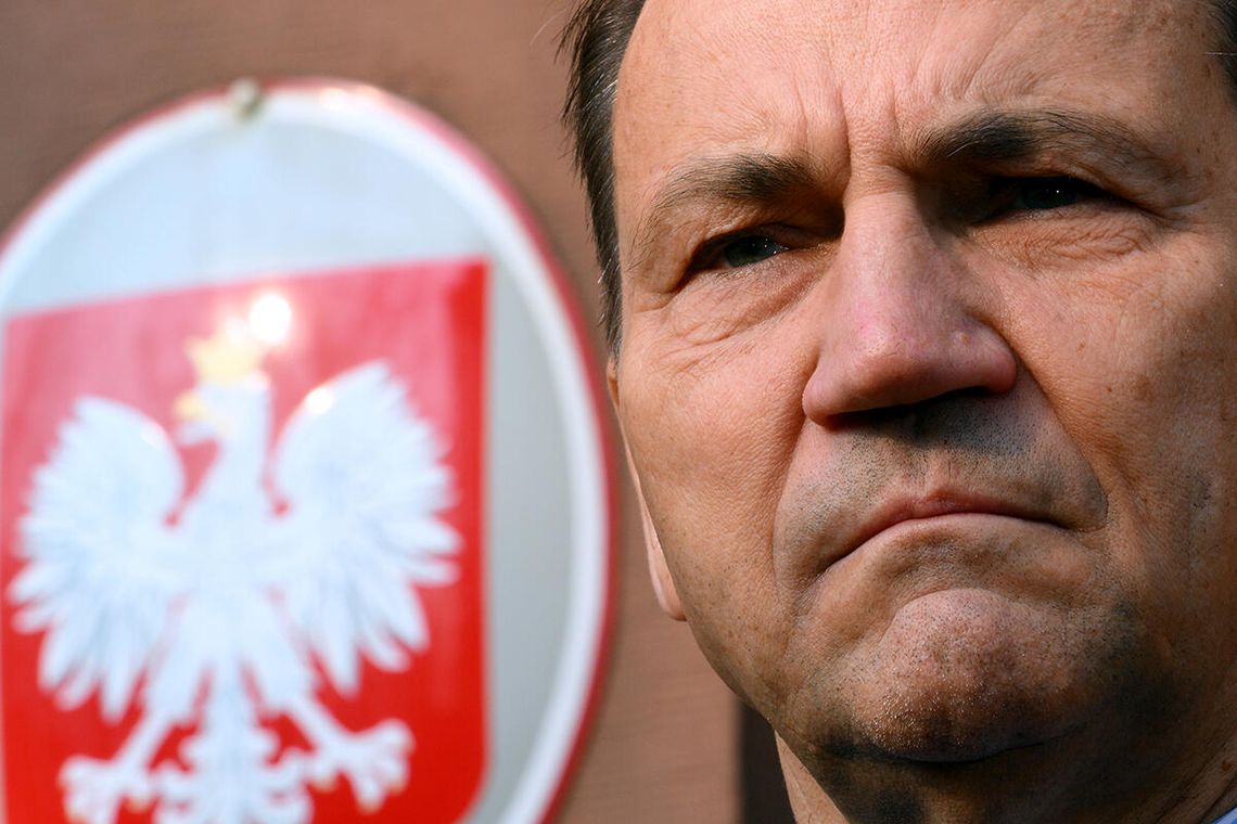 Sikorski o ekshumacjach: znaleźliśmy właściwą formułę, że nie będziemy się targować o zmarłych