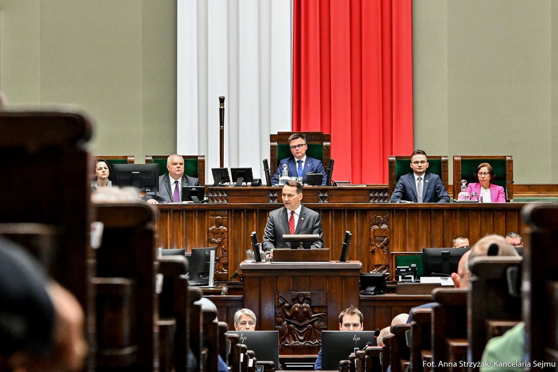 Sikorski w expose m.in. o wzmocnieniu zdolności obronnych; zwrócił się też do Kremla (WIDEO)