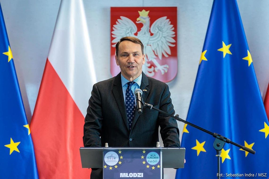 Sikorski w "FT": Ukraina powinna ekshumować Polaków zabitych na Wołyniu niezależnie od wojny