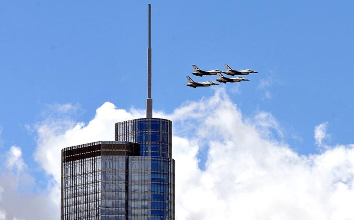 Skoki spadochroniarzy i akrobacje lotnicze w Chicago. Doroczny pokaz Air & Water Show