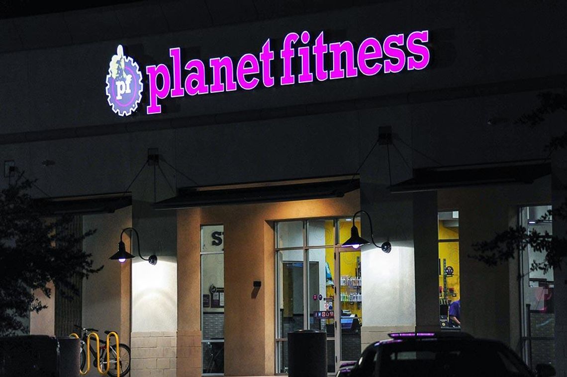 Śmierć w Planet Fitness,  zwłoki leżały 3 dni w łóżku do opalania