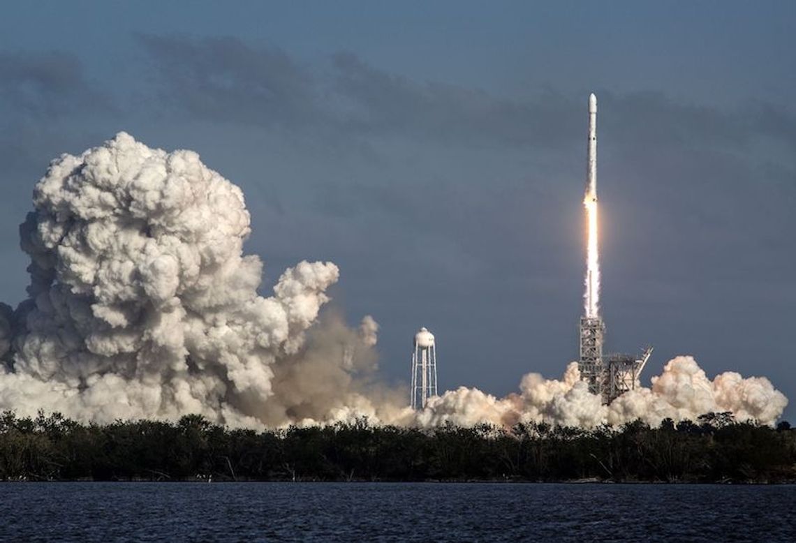 SpaceX wystrzelił rakietę Falcon Heavy z wojskowymi systemami satelitarnymi (WIDEO)