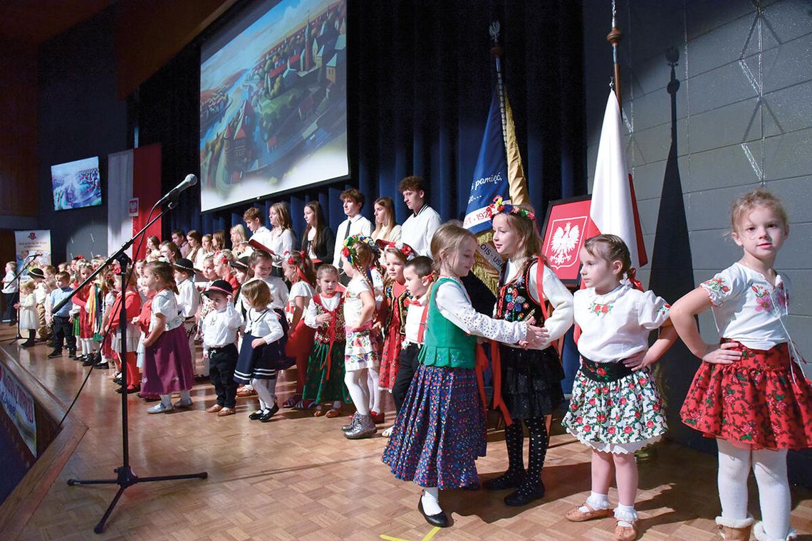 Śpiewanie dla Niepodległej w szkole im. Zbigniewa Herberta