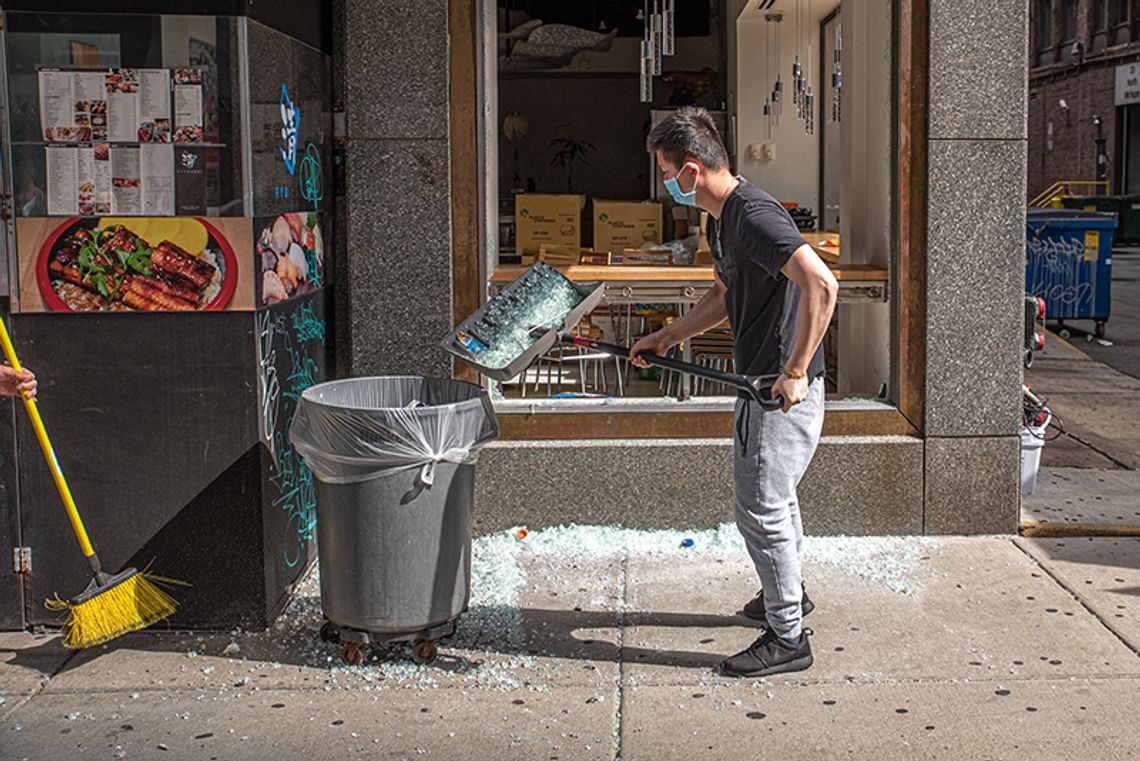 Splądrowane sklepy, zniszczone biznesy. Fala wandalizmu w centrum Chicago