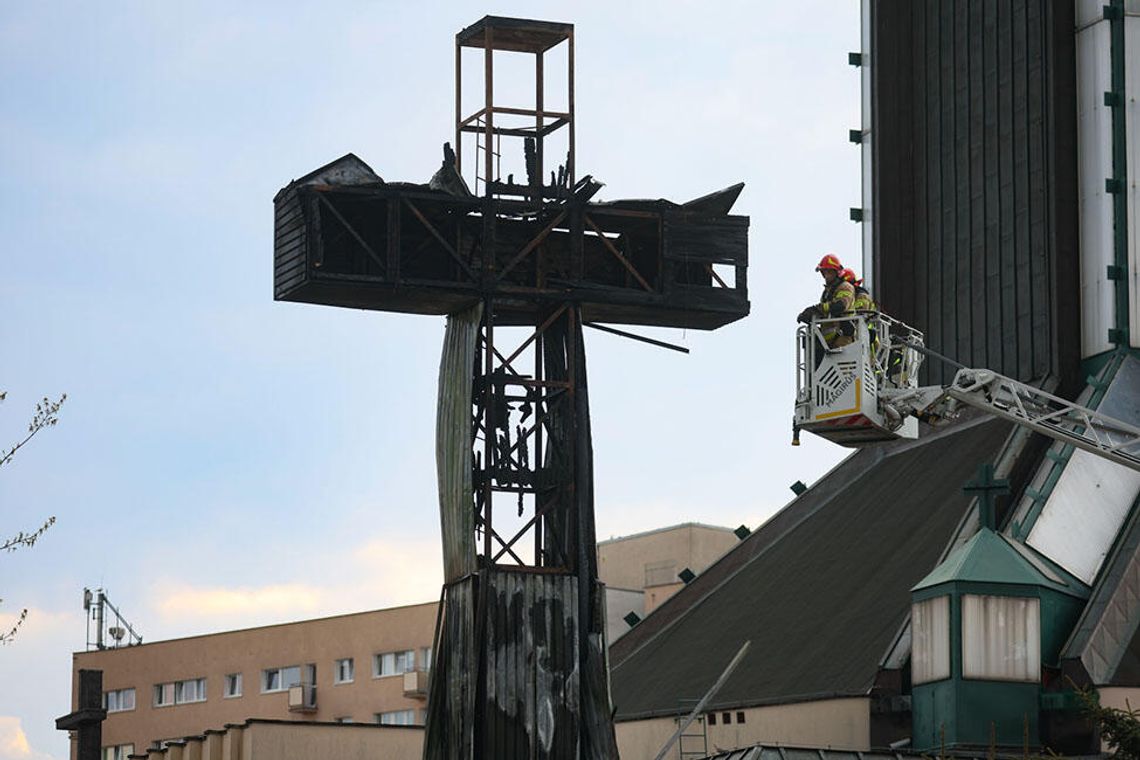 Spłonął krzyż papieski na Mokotowie