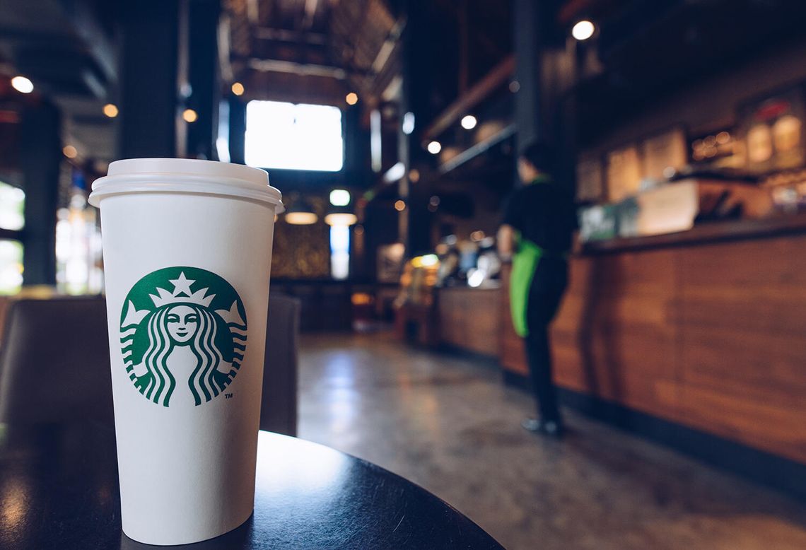 Starbucks zamyka setki sklepów i zwalnia 900 pracowników