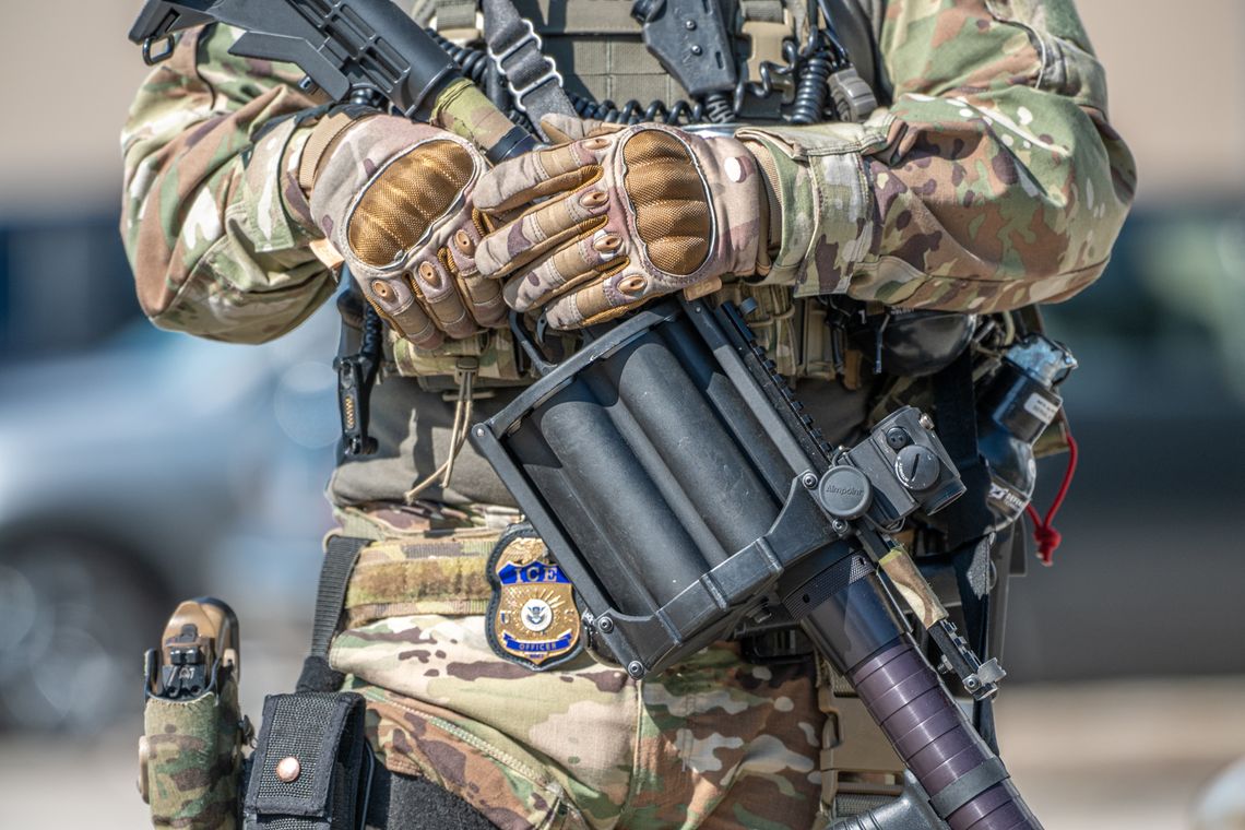 Starcia protestujących z agentami federalnymi podczas operacji antyimigracyjnej w Kalifornii