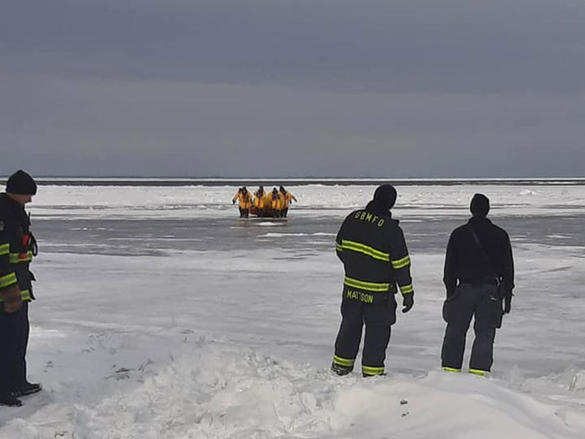 Strażacy uratowali ludzi z kry lodowej na jeziorze Michigan