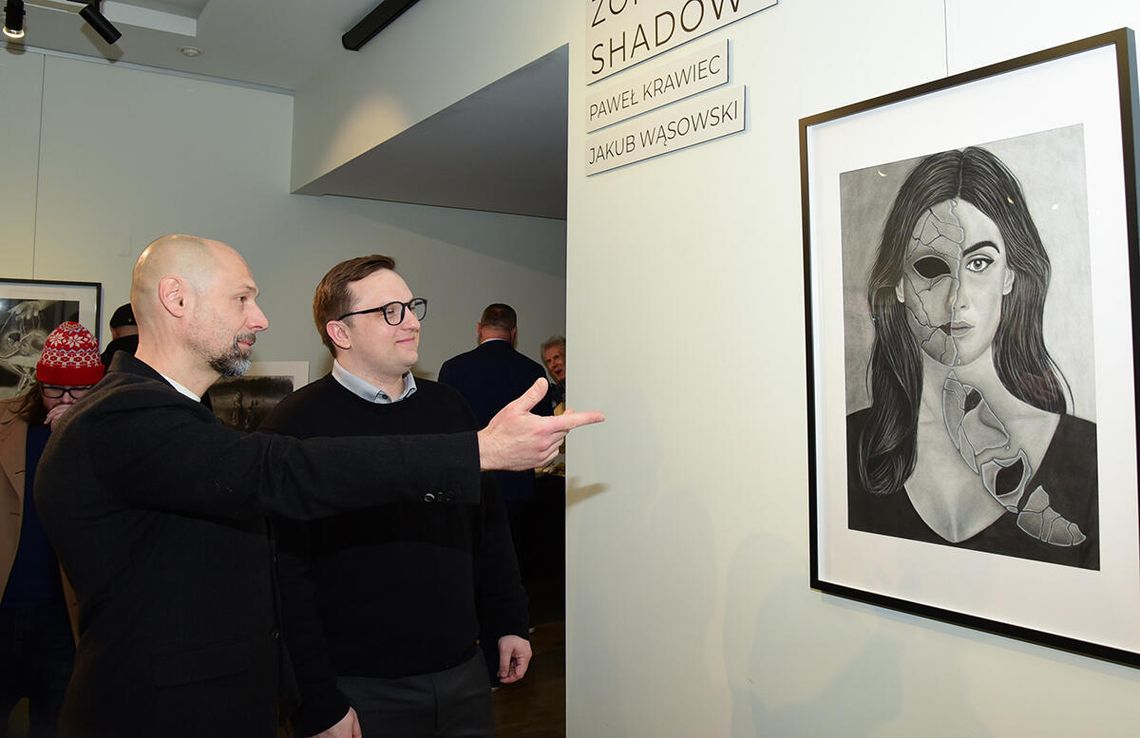 „Strefa cienia”: obrazy ołówkiem i węglem malowane