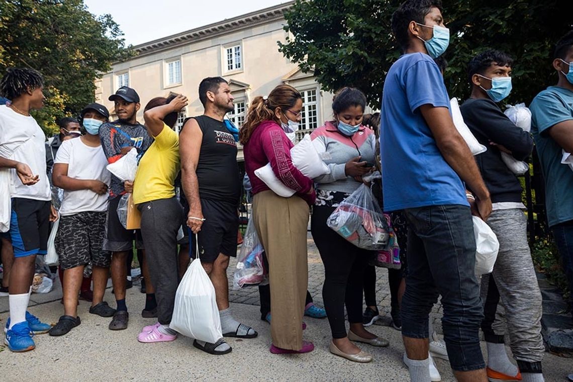 Chicago zmaga się z przyjmowaniem kolejnych autobusów z migrantami