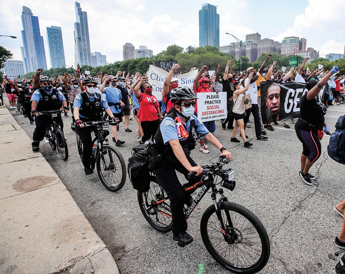 Policjantowi z Chicago grozi zawieszenie za uderzenie pałką prezesa zarządu policji&nbsp;