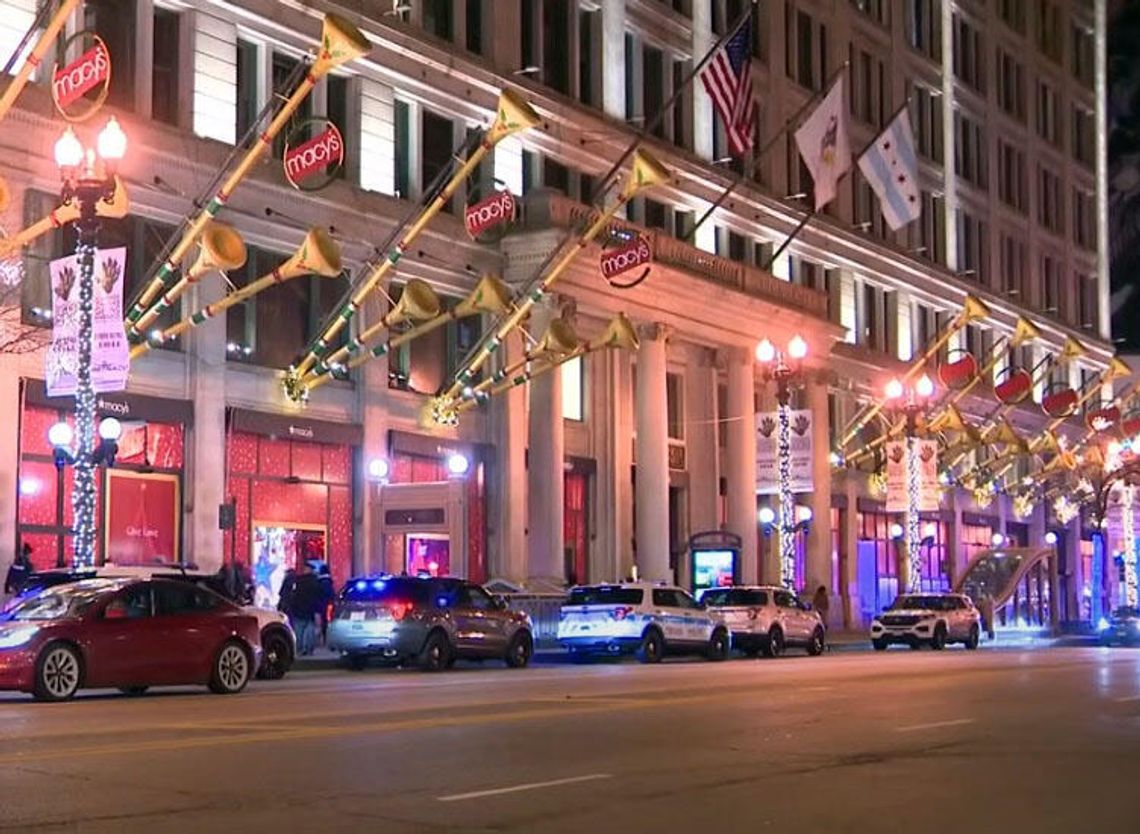 Strzały przed Macy's w centrum Chicago: 19-latka ranna, panika w świątecznym tłumie (WIDEO)