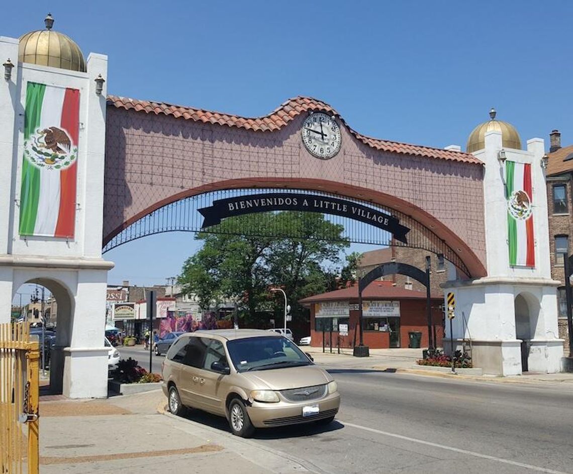 Swastyki i antyimigracyjne hasła na budynkach w Little Village