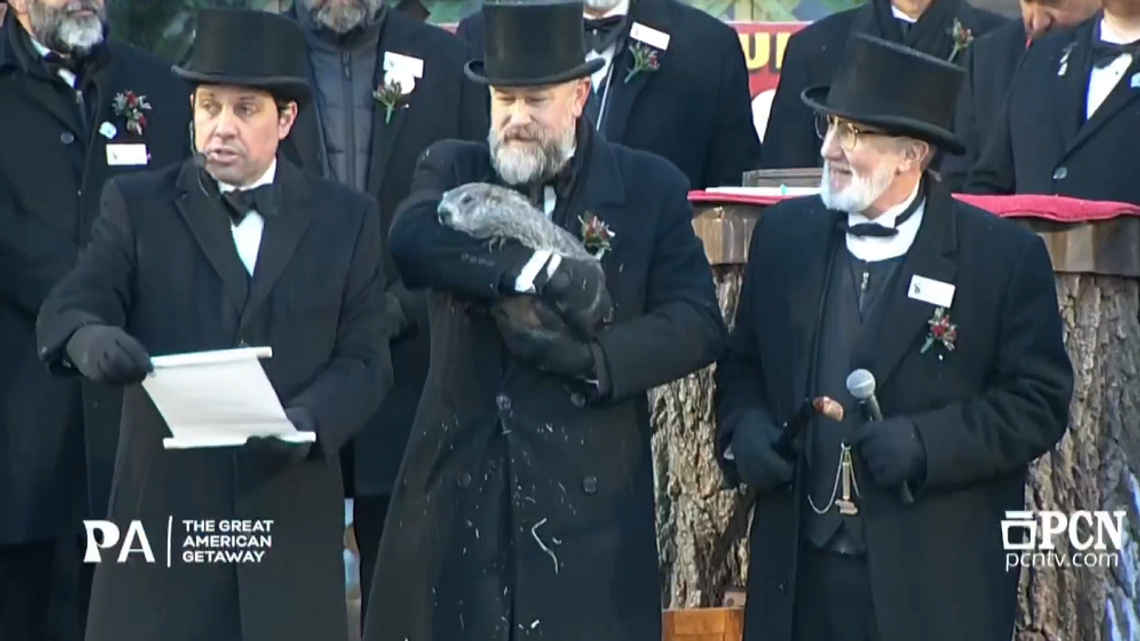 Świstak Phil z Pensylwanii przepowiedział kolejne sześć tygodni zimy Świstak Phil z Pensylwanii przepowiedział kolejne sześć tygodni zimy