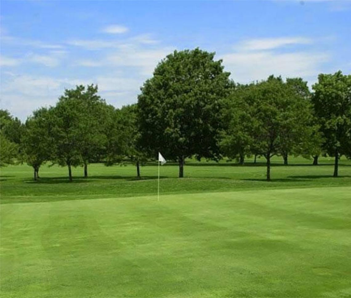 Szaleniec na polu golfowym w Chicago, SUV potrącił 70-latka, sprawca z nożem zatrzymany (WIDEO)