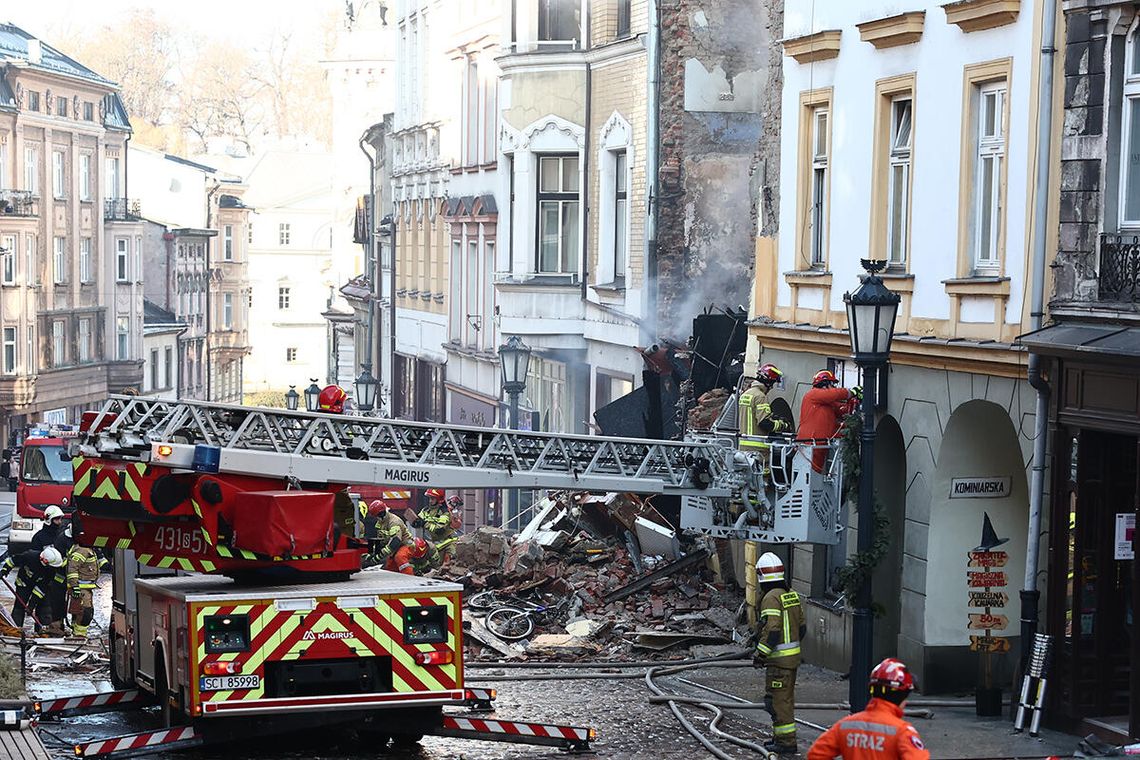 Szef PSP: w zawalonej kamienicy w Cieszynie zostały znalezione ciała dwóch osób Szef PSP: w zawalonej kamienicy w Cieszynie zostały znalezione ciała dwóch osób