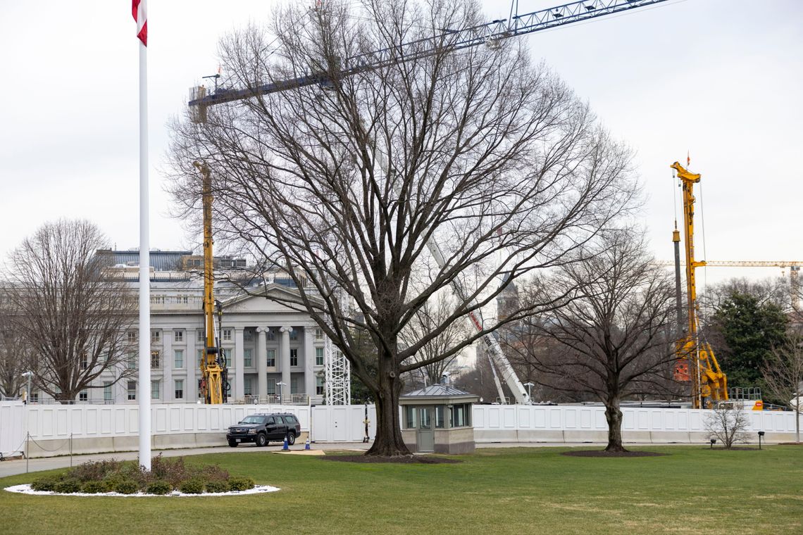 Tablica w galerii w Białym Domu określa „śpiącego Joe Bidena” mianem najgorszego przywódcy USA Tablica w galerii w Białym Domu określa „śpiącego Joe Bidena” mianem najgorszego przywódcy USA