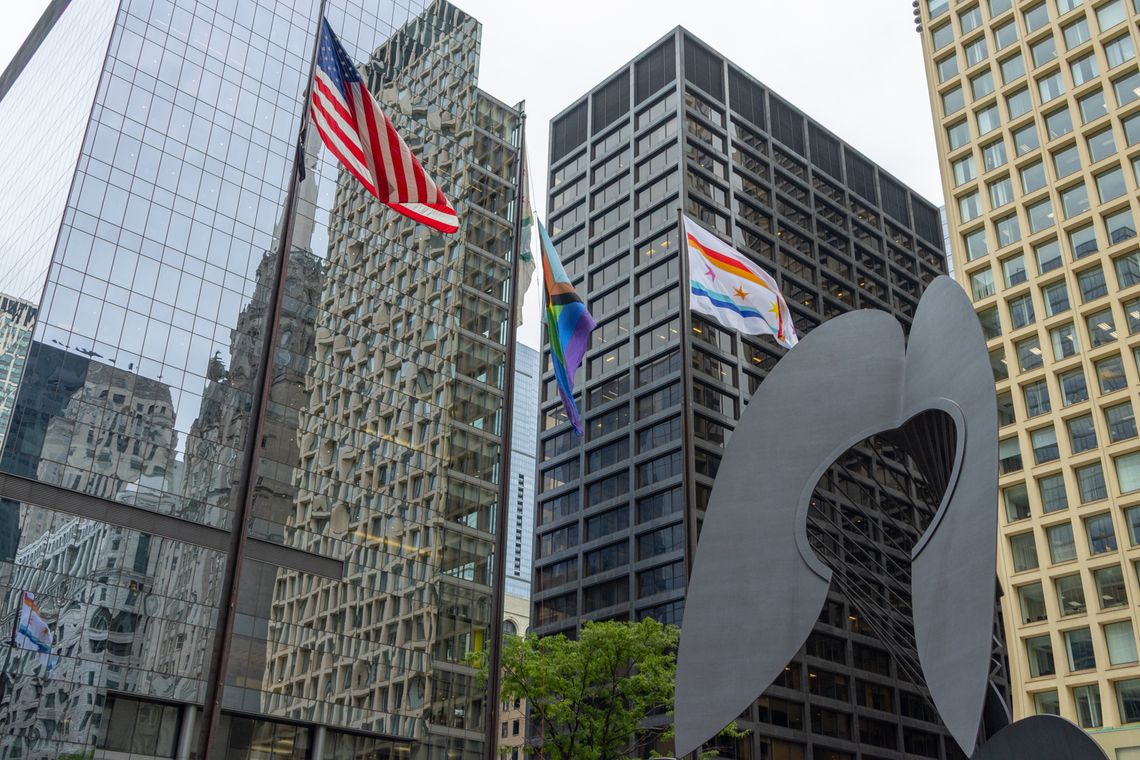 Tęczowa flaga nad Chicago i obchody Miesiąca Dumy (Pride Month) w Wietrznym Mieście Tęczowa flaga nad Chicago i obchody Miesiąca Dumy (Pride Month) w Wietrznym Mieście