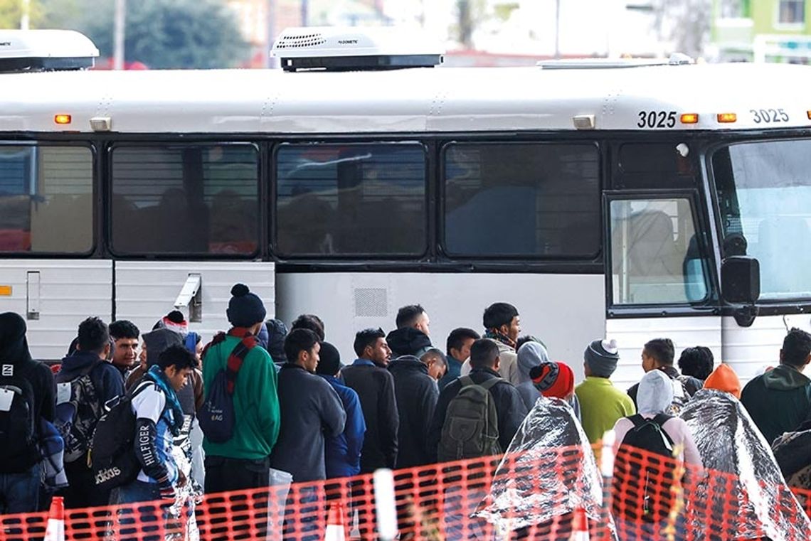 Teksas nadal wysyła migrantów do Illinois, mimo mrozów i błagań PritzkeraPrzedmieścia Chicago dostaną 17 mln dol. na pomoc przybywającym