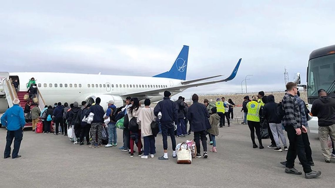 Teksas wysłał pierwszy samolot z migrantami do Chicago