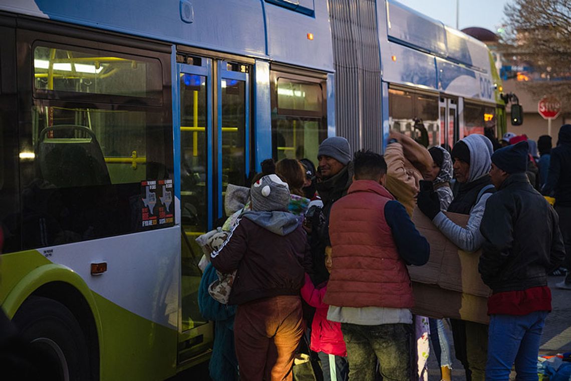 Teksas zwiększa liczbę migrantów wysyłanych do Chicago