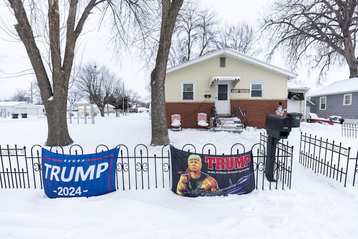 Tłumy i protesty na finiszu kampanii Trumpa przed prawyborami w Iowa