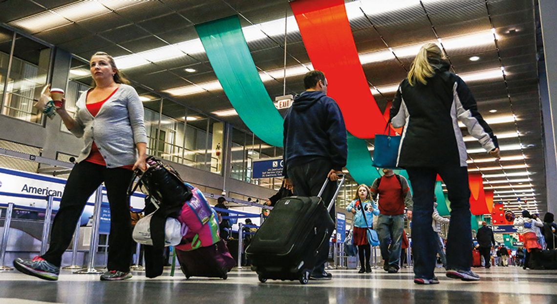 Tłumy na lotnisku mimo zaleceń władz o niepodróżowaniu