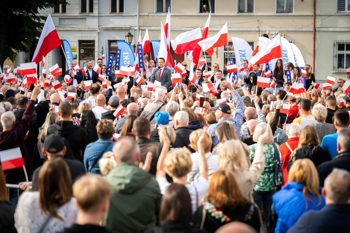 Tomczyk (KO): w ciągu 48 godzin mieszkańcy Polski otrzymali kilkadziesiąt tysięcy SMS-ów szkalujących Trzaskowskiego