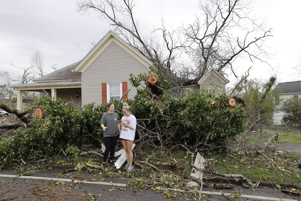 Tornado w powiecie DuPage. Ranni, zniszczenia w Woodridge i Naperville (WIDEO)