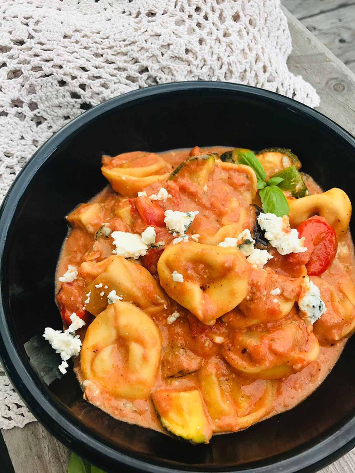 Tortellini z sosem pomidorowo-serowym