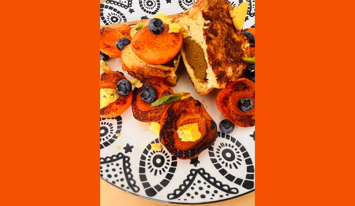 Tosty francuskie z chałki z pastą pistacjową i karmelizowanymi morelami