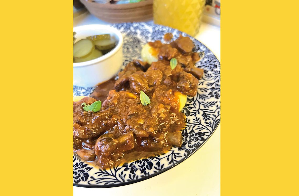 Tradycyjny gulasz wołowy Tradycyjny gulasz wołowy