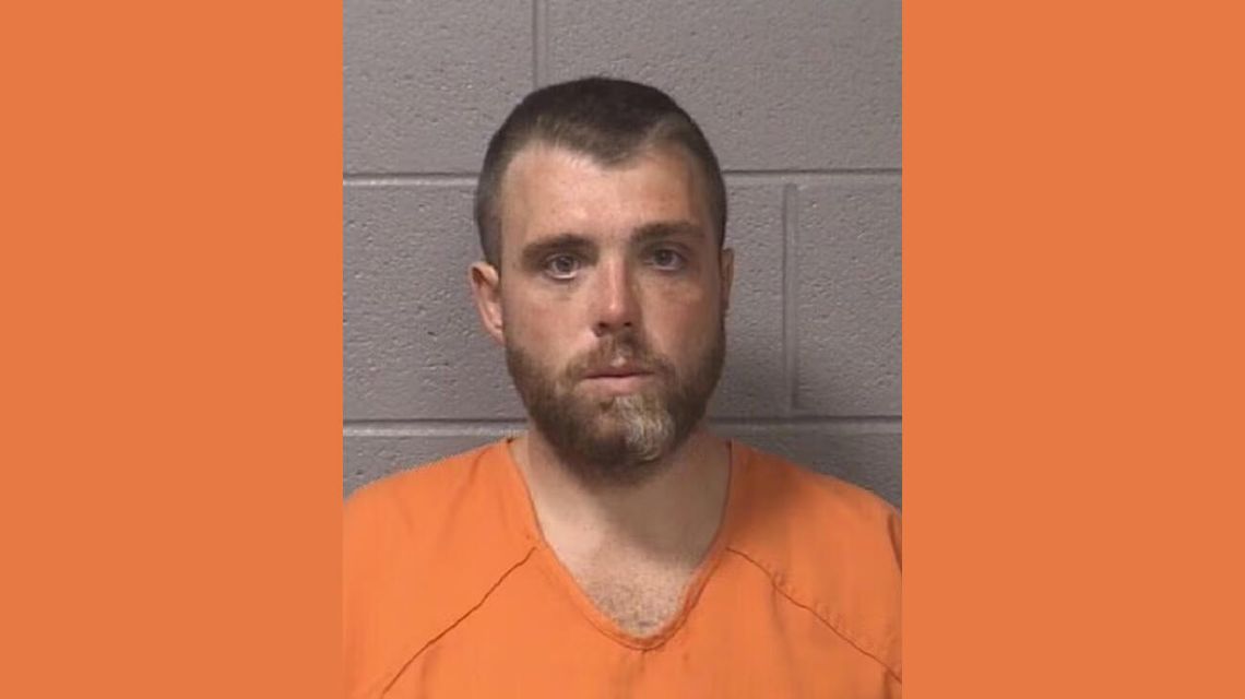 Tragedia w Sycamore: syn oskarżony o zamordowanie rodziców – wcześniej matka prosiła sąd o ochronę Tragedia w Sycamore: syn oskarżony o zamordowanie rodziców – wcześniej matka prosiła sąd o ochronę