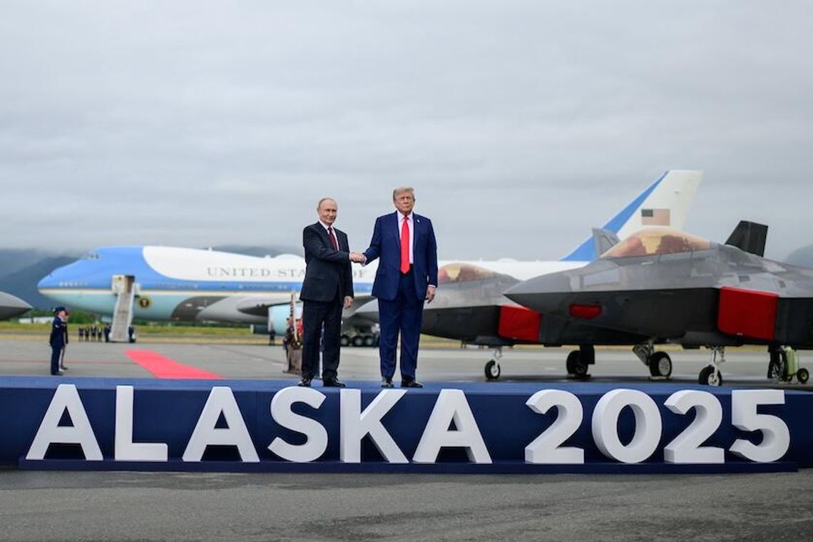 Trump i Putin przywitali się na płycie lotniska bazy Elmendorf-Richardson na Alasce