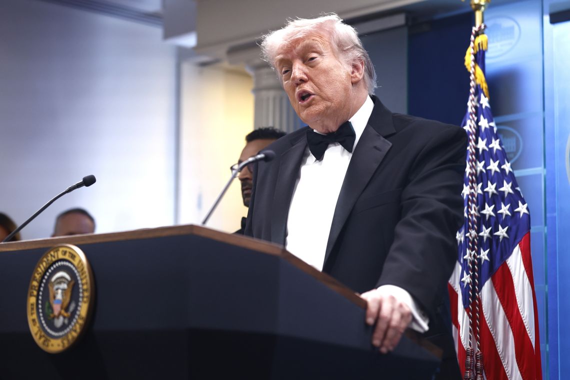 Trump: Iran poinformował nas, że jest „w stanie upadku”